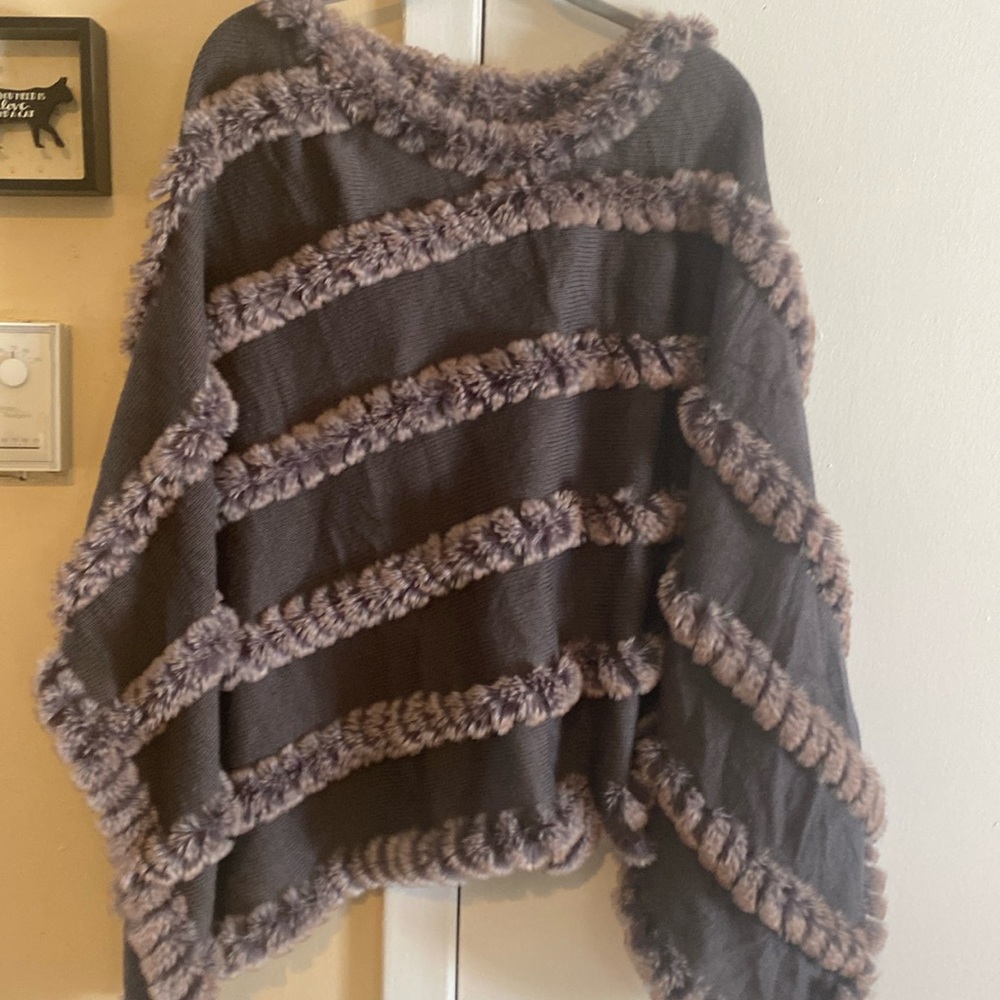 Poncho/ruana grey knit with faux fur